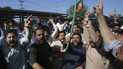 Imran Khan in court as more violence erupts in Pakistan